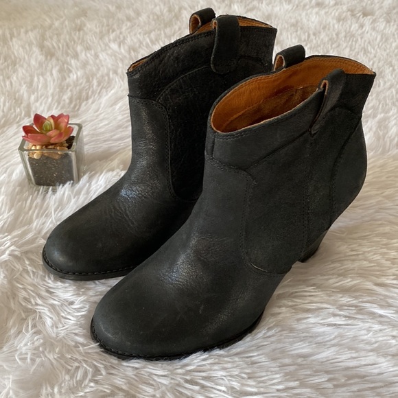 CLARKS | Artisan Black Leather Western Style heel ankle boots women’s 7 - Picture 3 of 8
